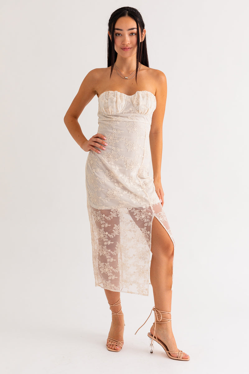 vintage lace strapless dress Bride in Vintage, Strapless, Lace Wedding Dress and Birdcage Veil
