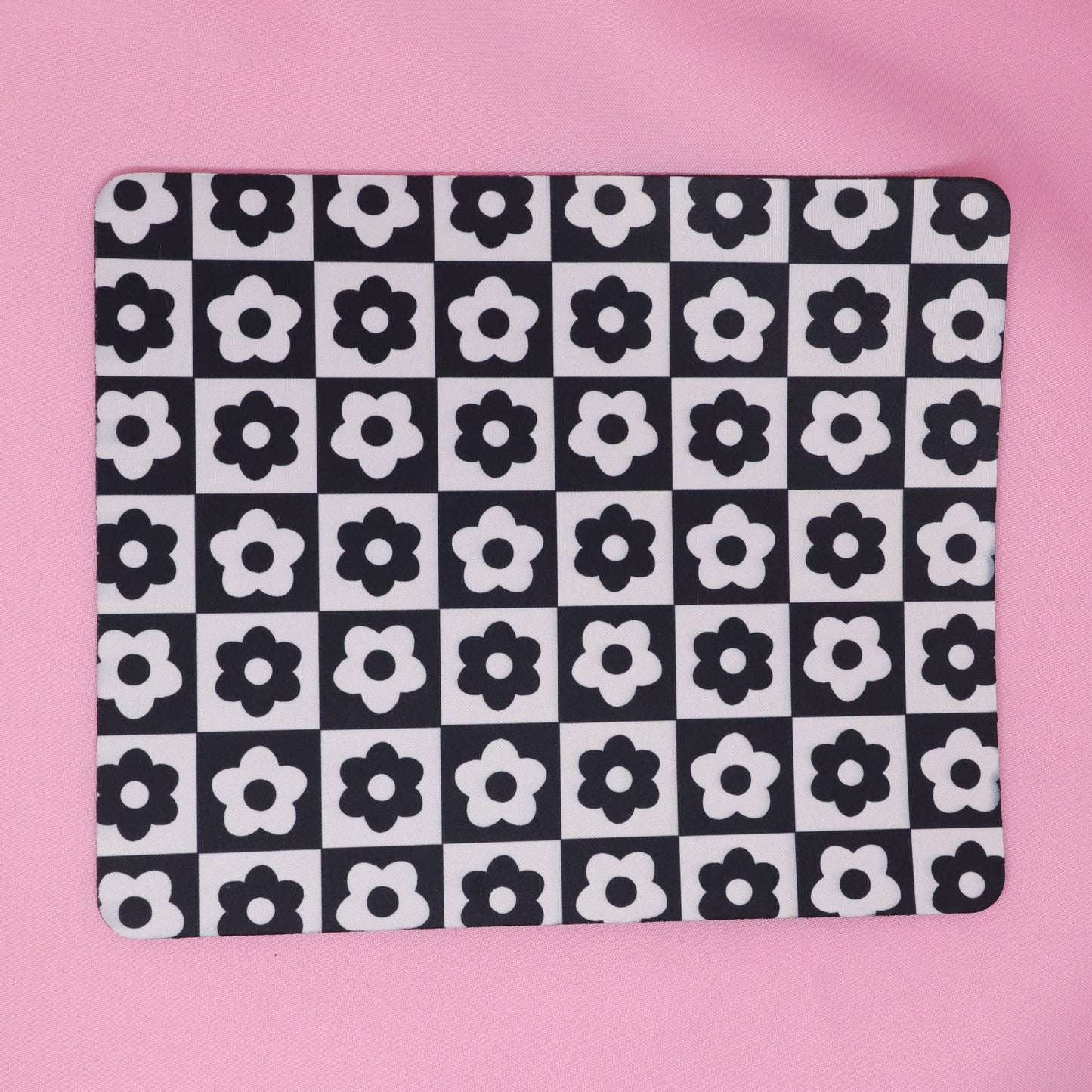 Black and white flowers Mouse Pad