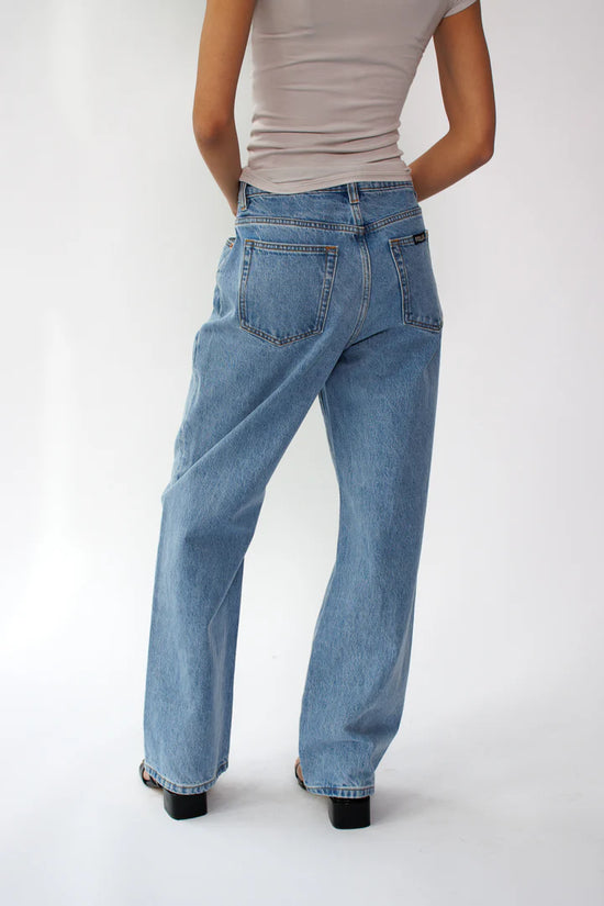 Load image into Gallery viewer, Rolla&amp;#39;s Super Loose Country Blue Mid Vintage Blue Jeans
